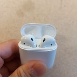 COPY - Apple AirPods 1st gen with charging case No Charging cable